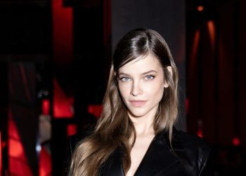 Kembali ke Runway 6 Minggu Pasca Lahiran, Barbara Palvin Ungkap Dukungan Terdekat