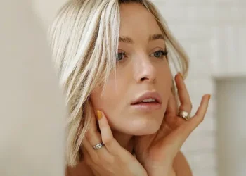Cara Menjaga Kulit Tetap Glowing Selama Terbang Lebih dari 10 Jam dengan Ritual Skincare