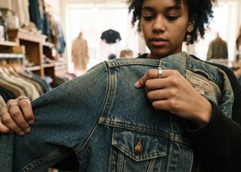 7 Alasan Gen Z Menyukai Barang Vintage Lebih dari Sekadar Tren Thrifting